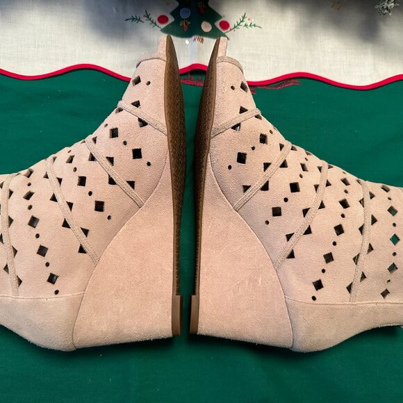 Michael Kors Sz 8.5 UMA wedge ankle bootie, beige color - Picture 4 of 8